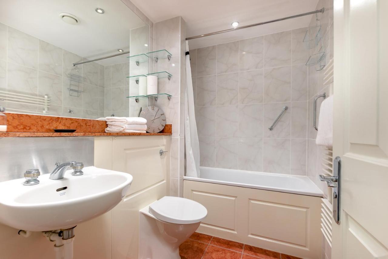 Point West Apartments London Luaran gambar
