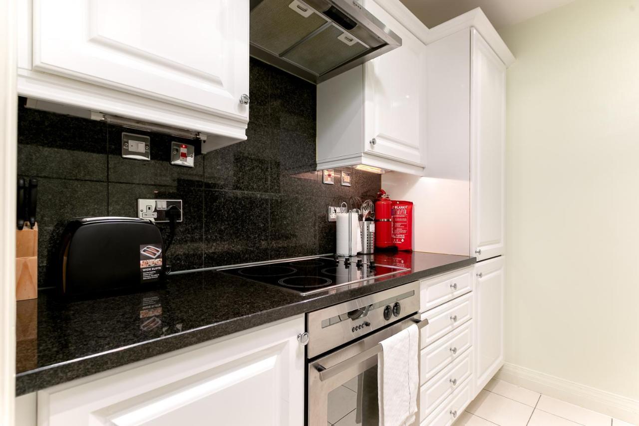 Point West Apartments London Luaran gambar