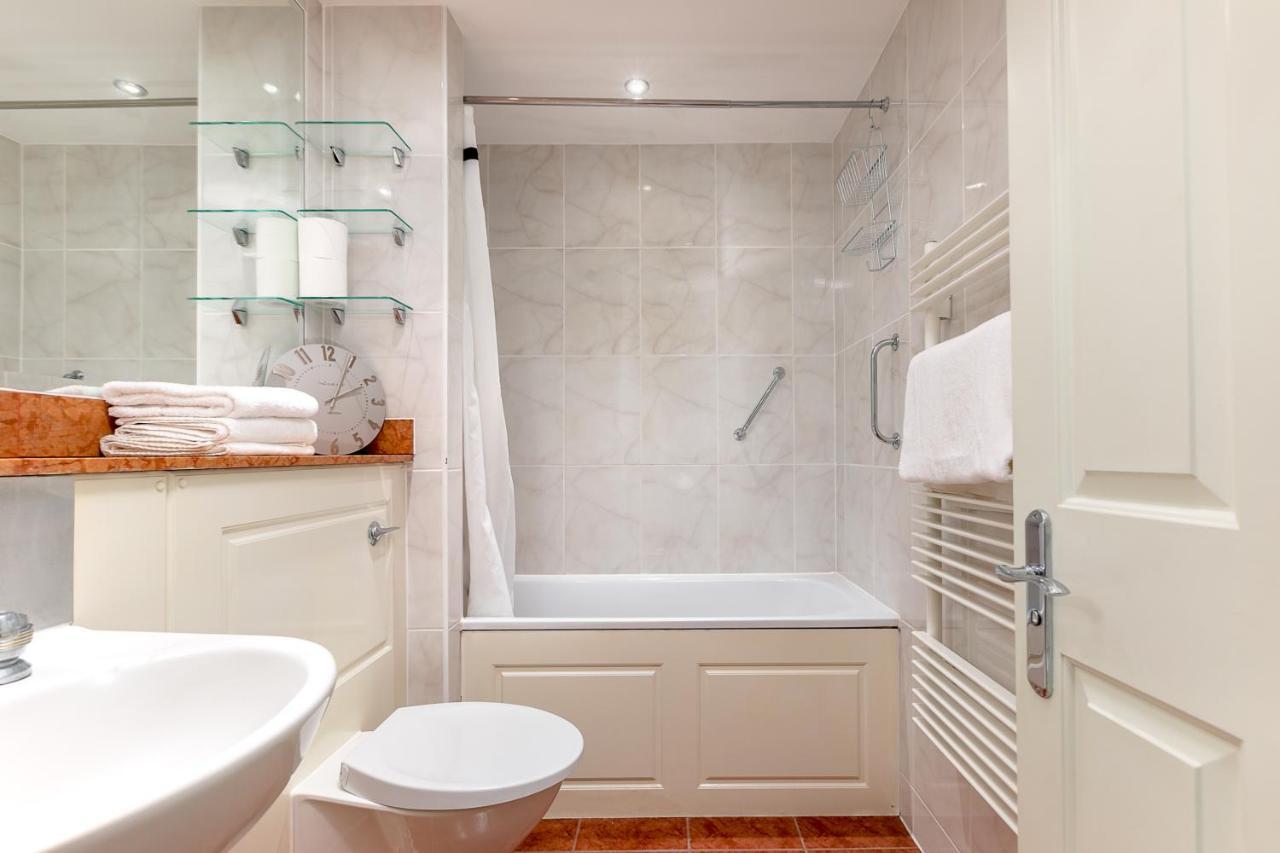 Point West Apartments London Luaran gambar
