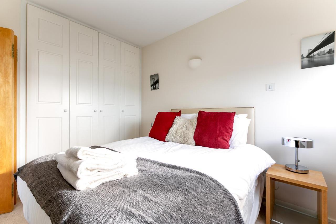 Point West Apartments London Luaran gambar