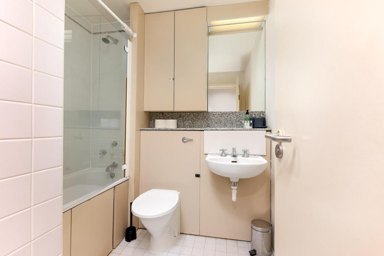 Point West Apartments London Luaran gambar